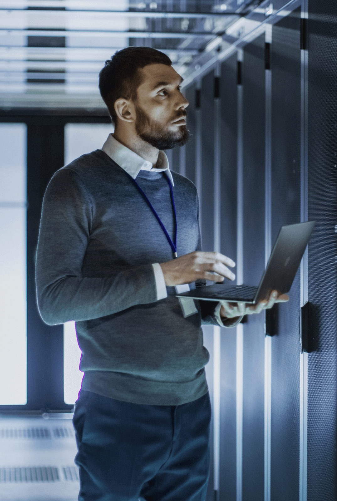 standing-cyber-analyst-red